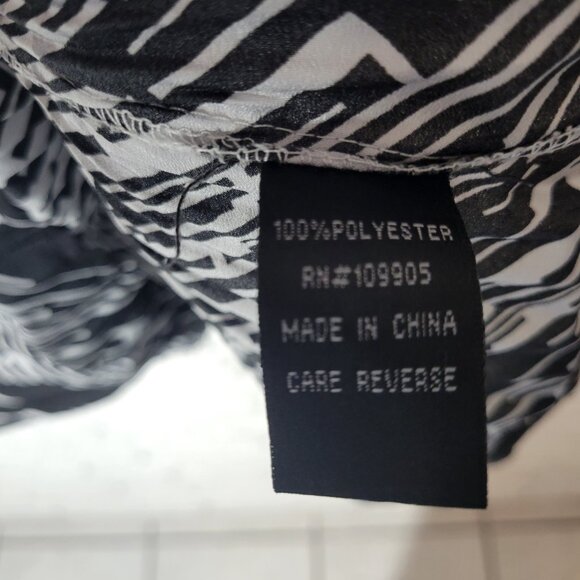 Milano Women's 3X Plus Top Blouse Black White Geometric V-Neck GEO117E - Picture 9 of 9